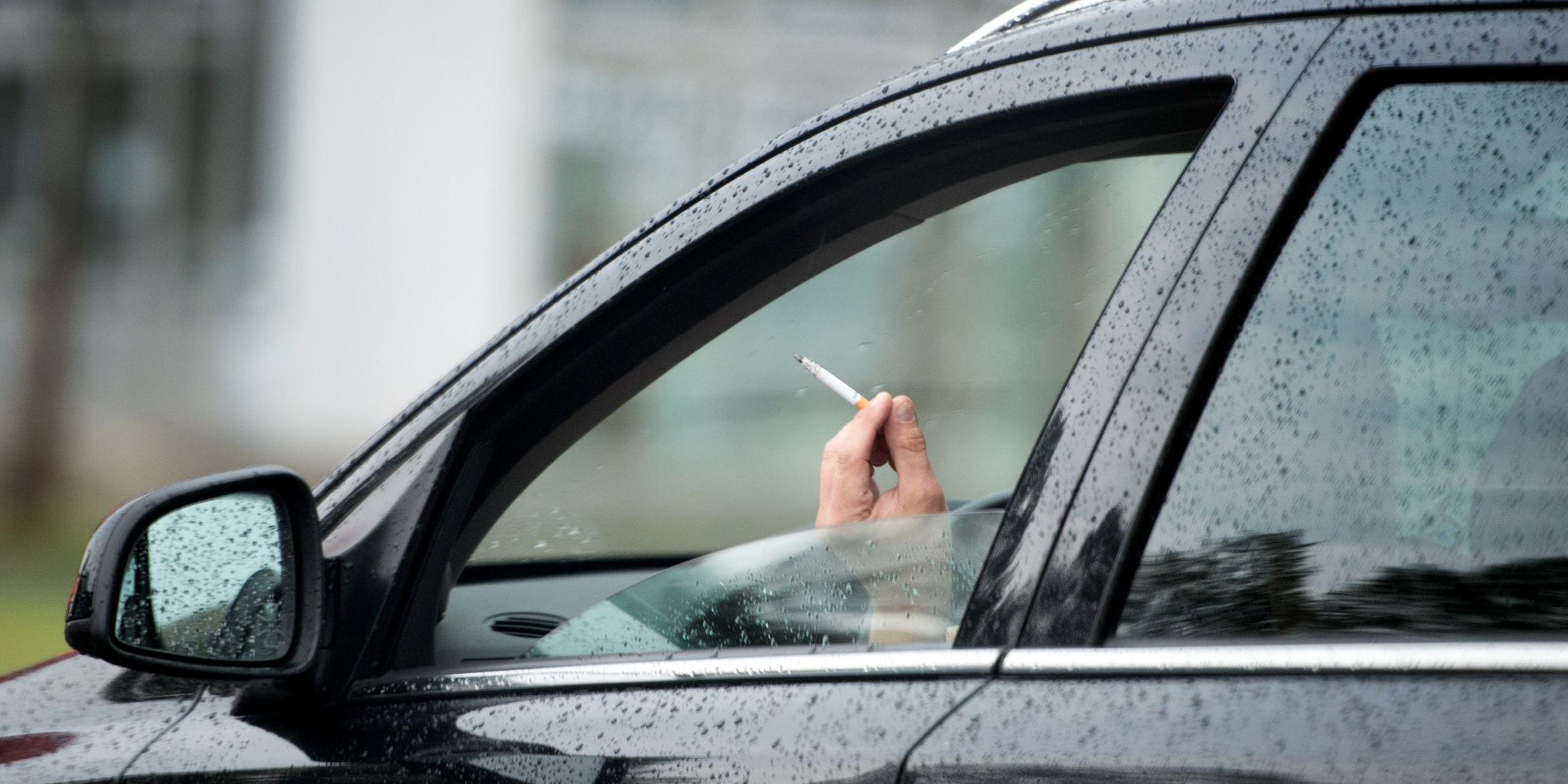 Rauchen im Auto. Symbolbild