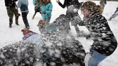 Schneeballschlacht.