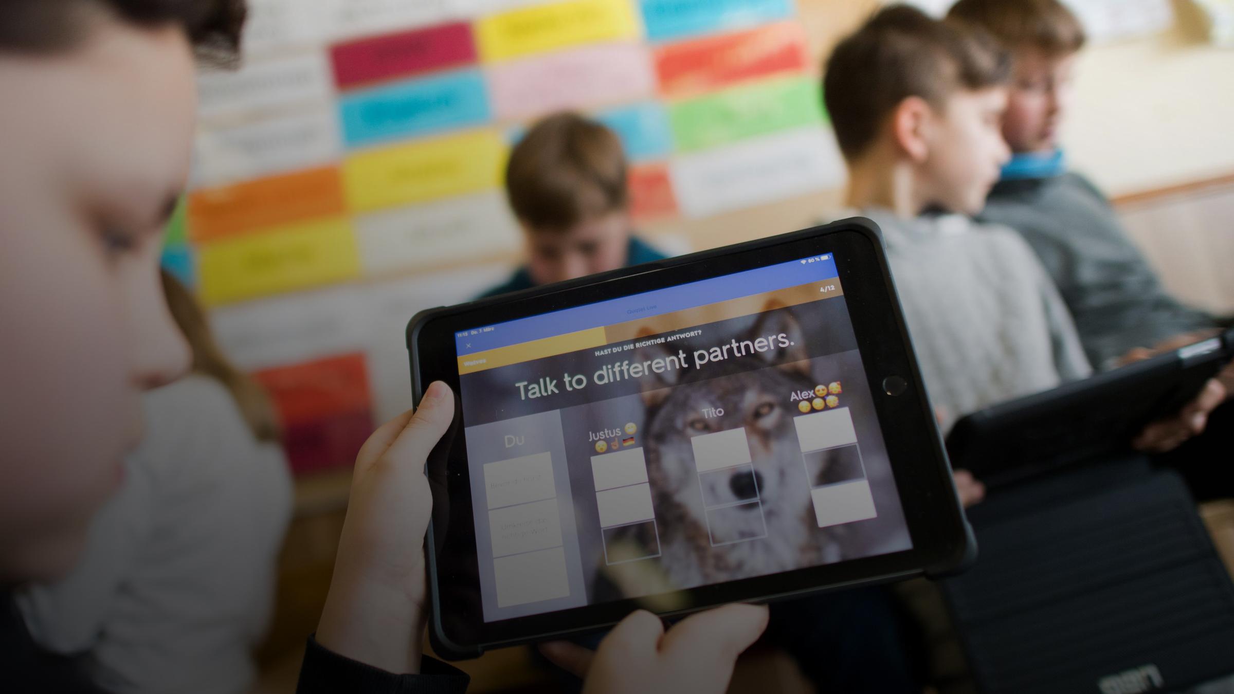 Schüler einer 5. Klasse lernen mit iPads. Archivbild