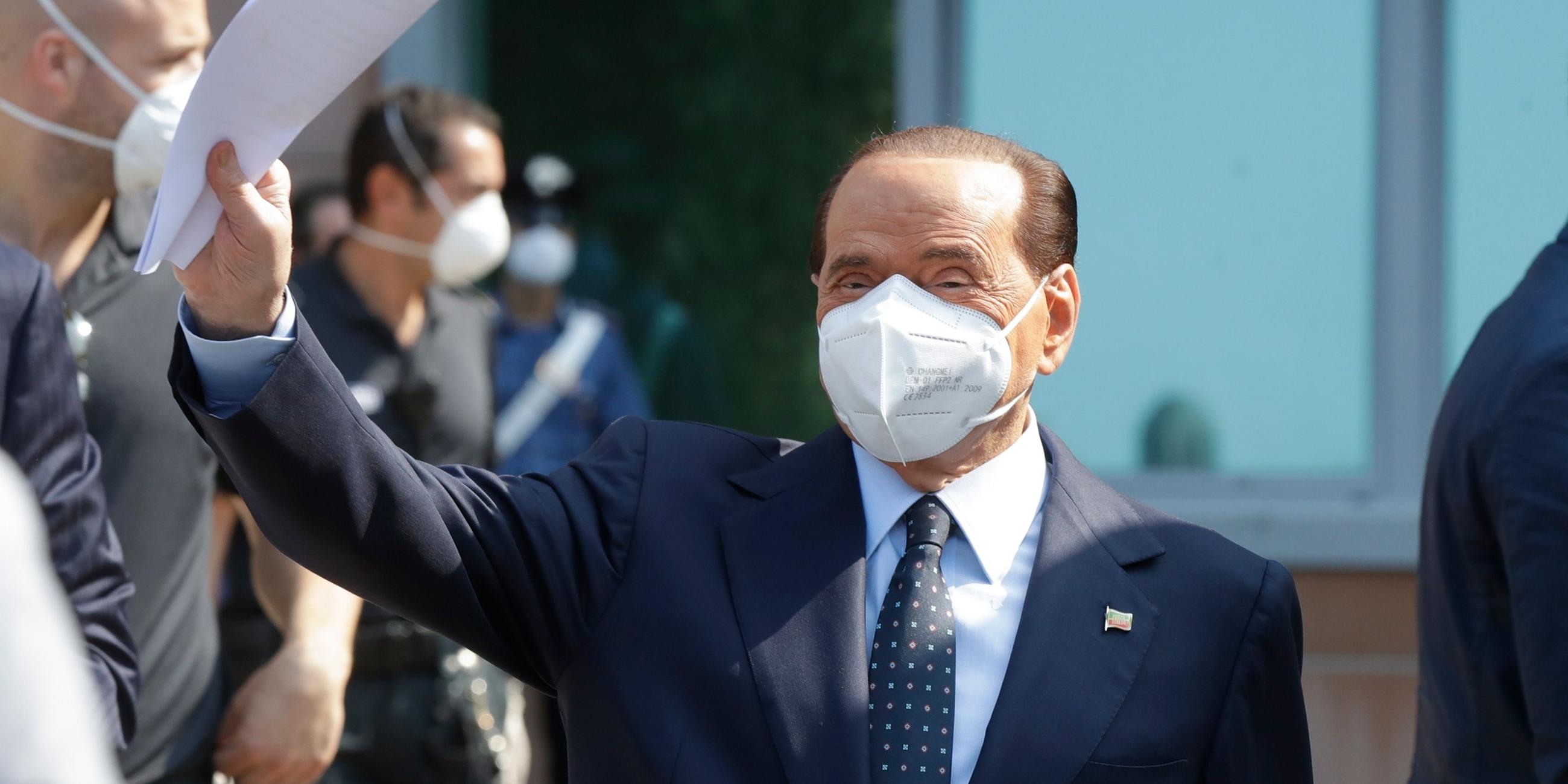 Silvio Berlusconi vor dem Krankenhaus in Mailand.