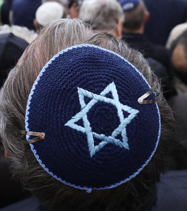 Solidaritätskundgebung «Berlin trägt Kippa» in Berlin.