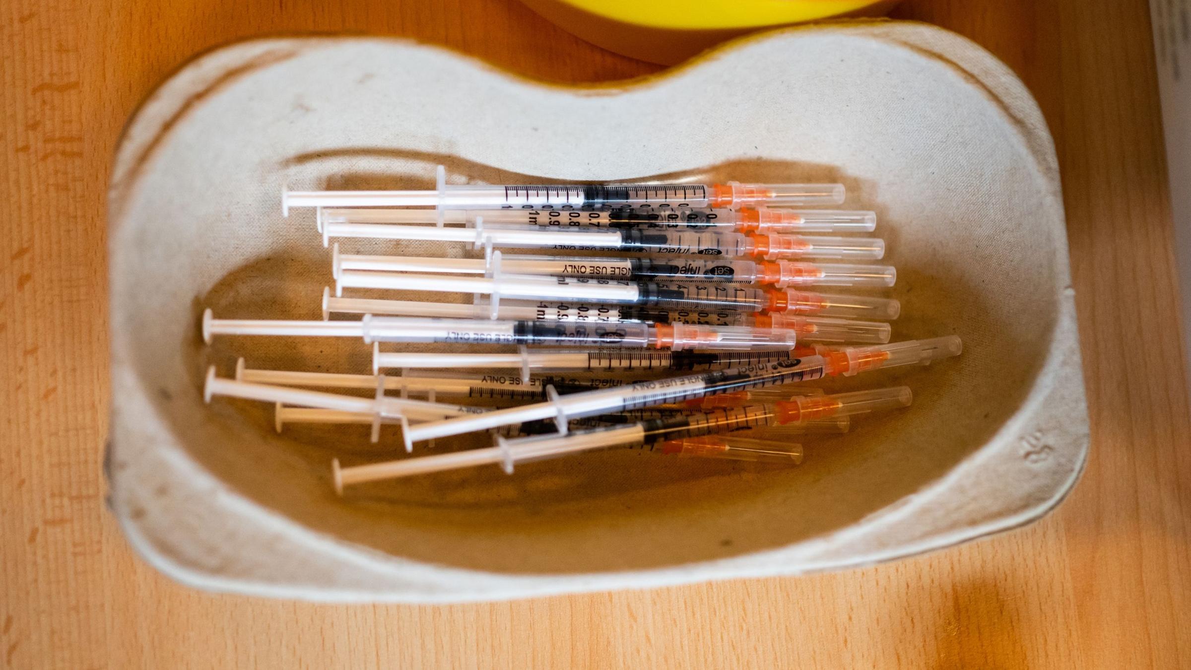 Spritzen mit dem Corona-Vakzin von Astrazeneca. Symbolbild