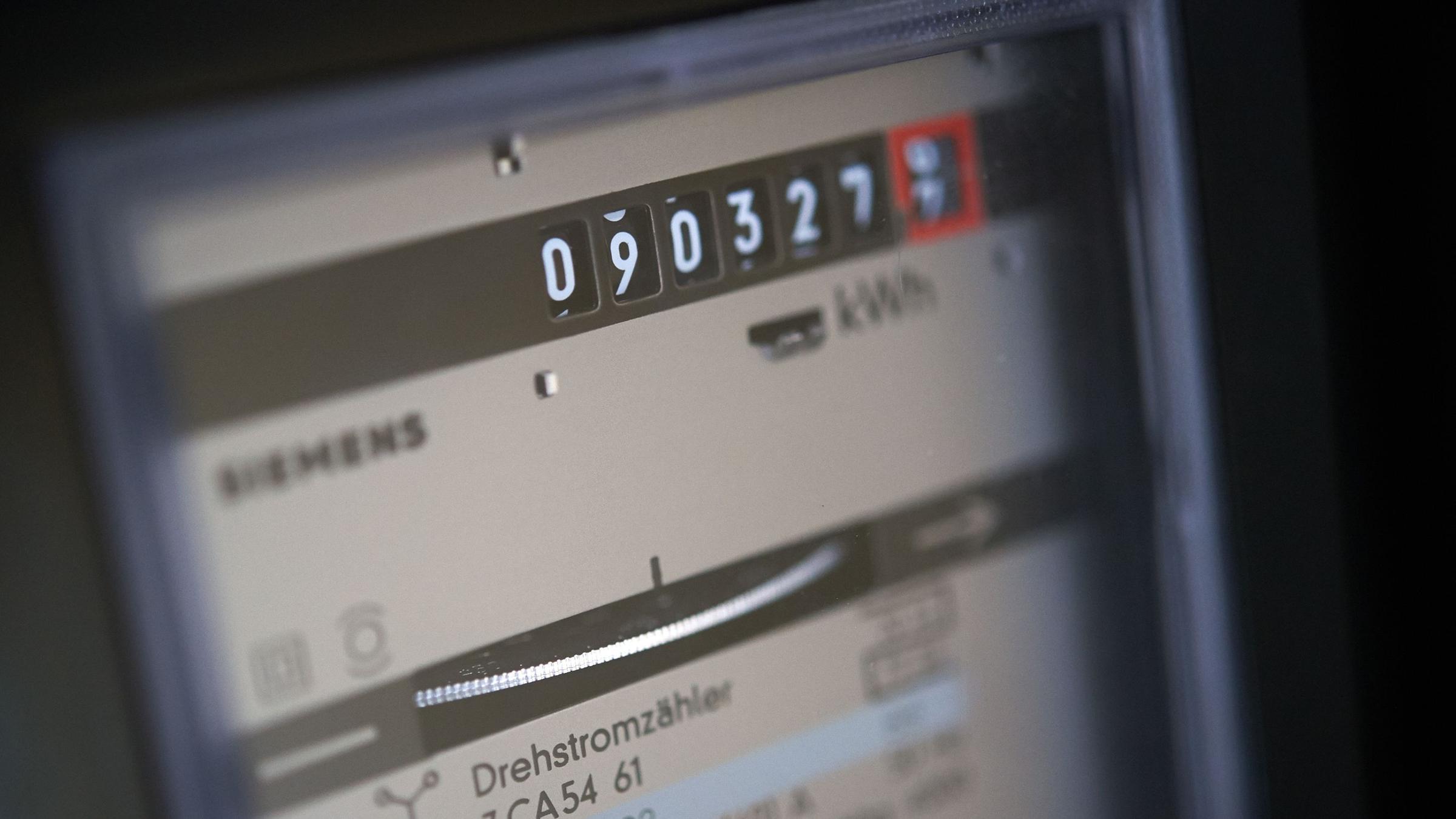 Stromzähler in einem Haushalt in Essen. Archivbild