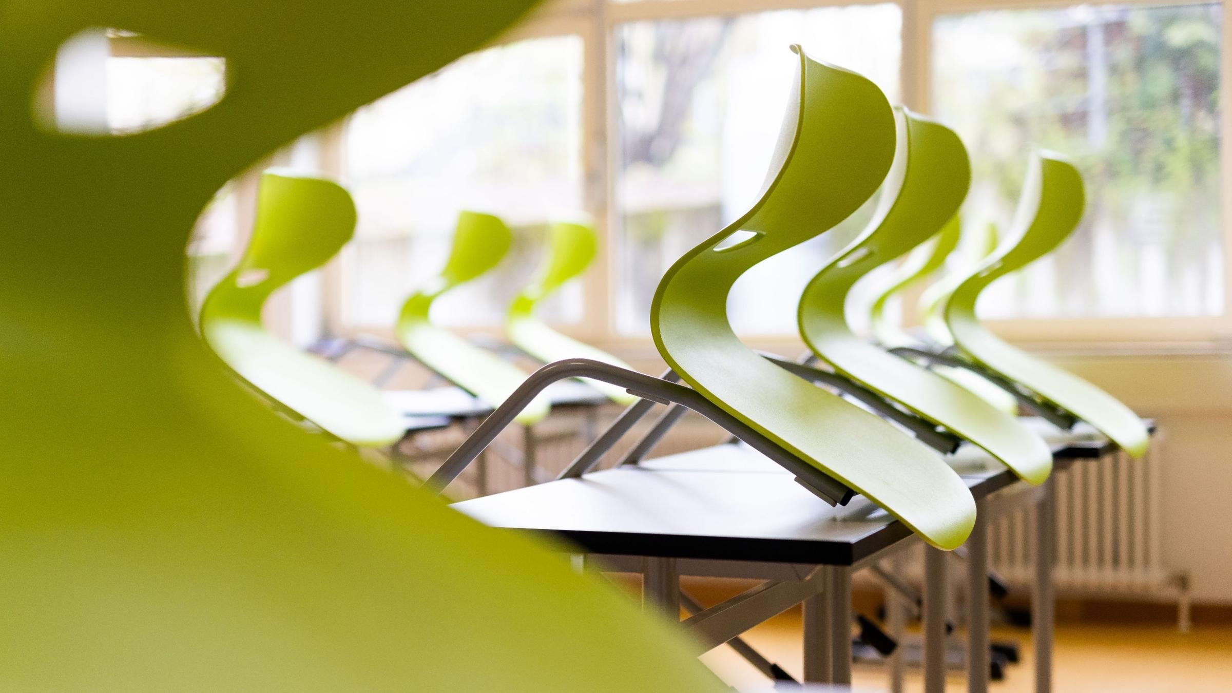 Stühle stehen auf Tischen in einem leeren Klassenzimmer. Archivbild