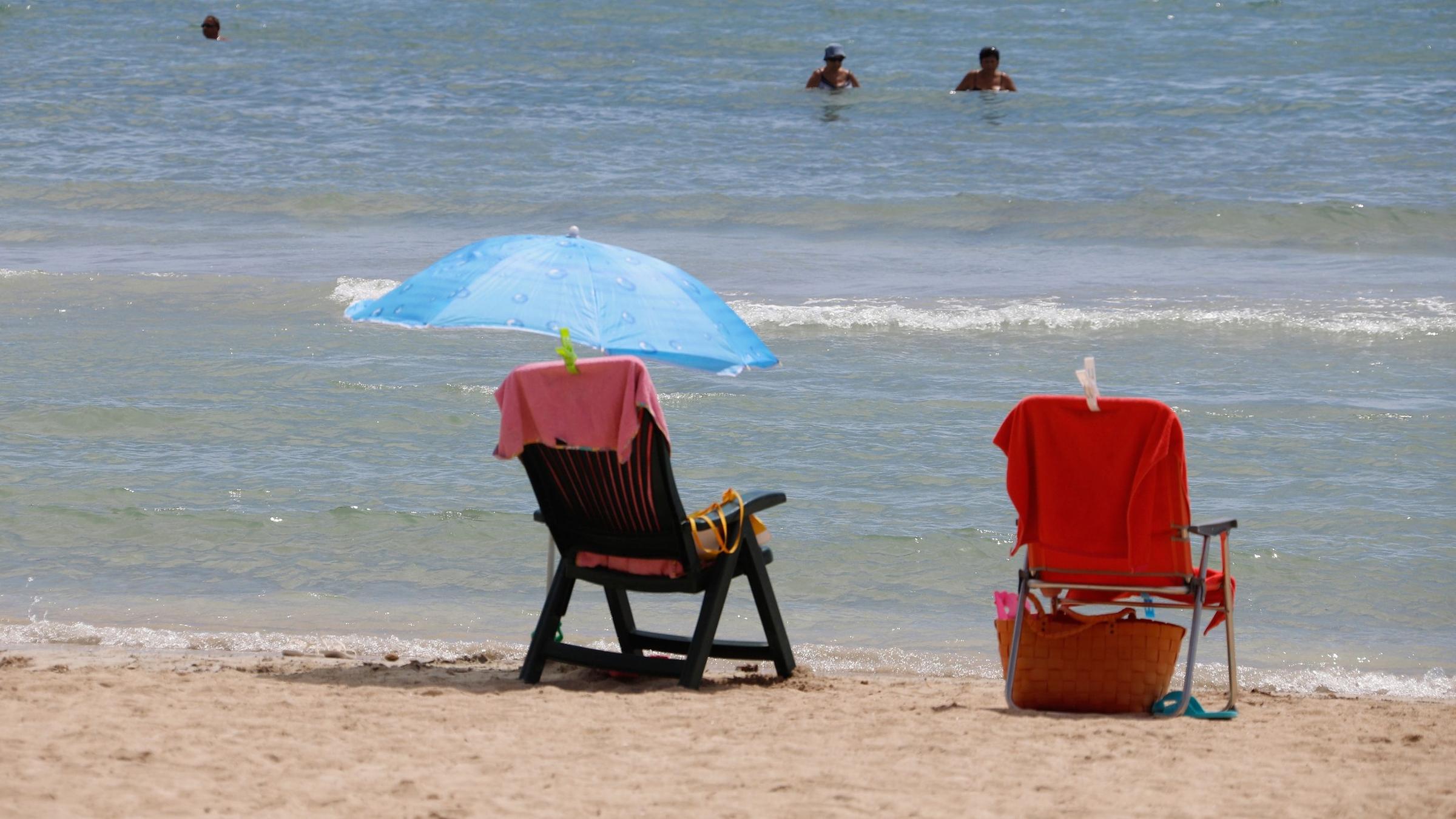 Touristen schwimmen Am Strand Can Pastilla. Symbolbild