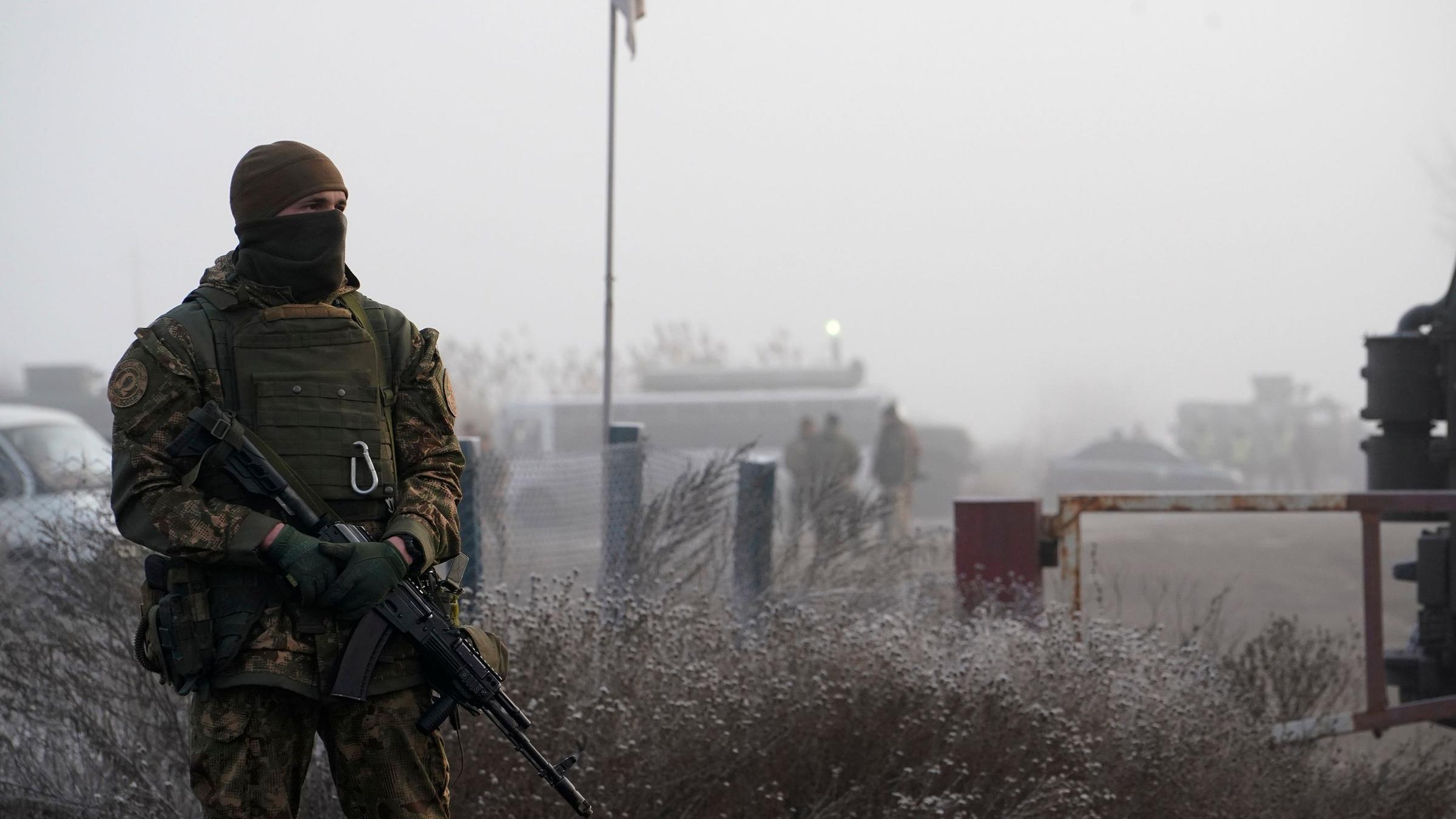 Ukrainischer Soldat in der Ostukraine. Archivbild