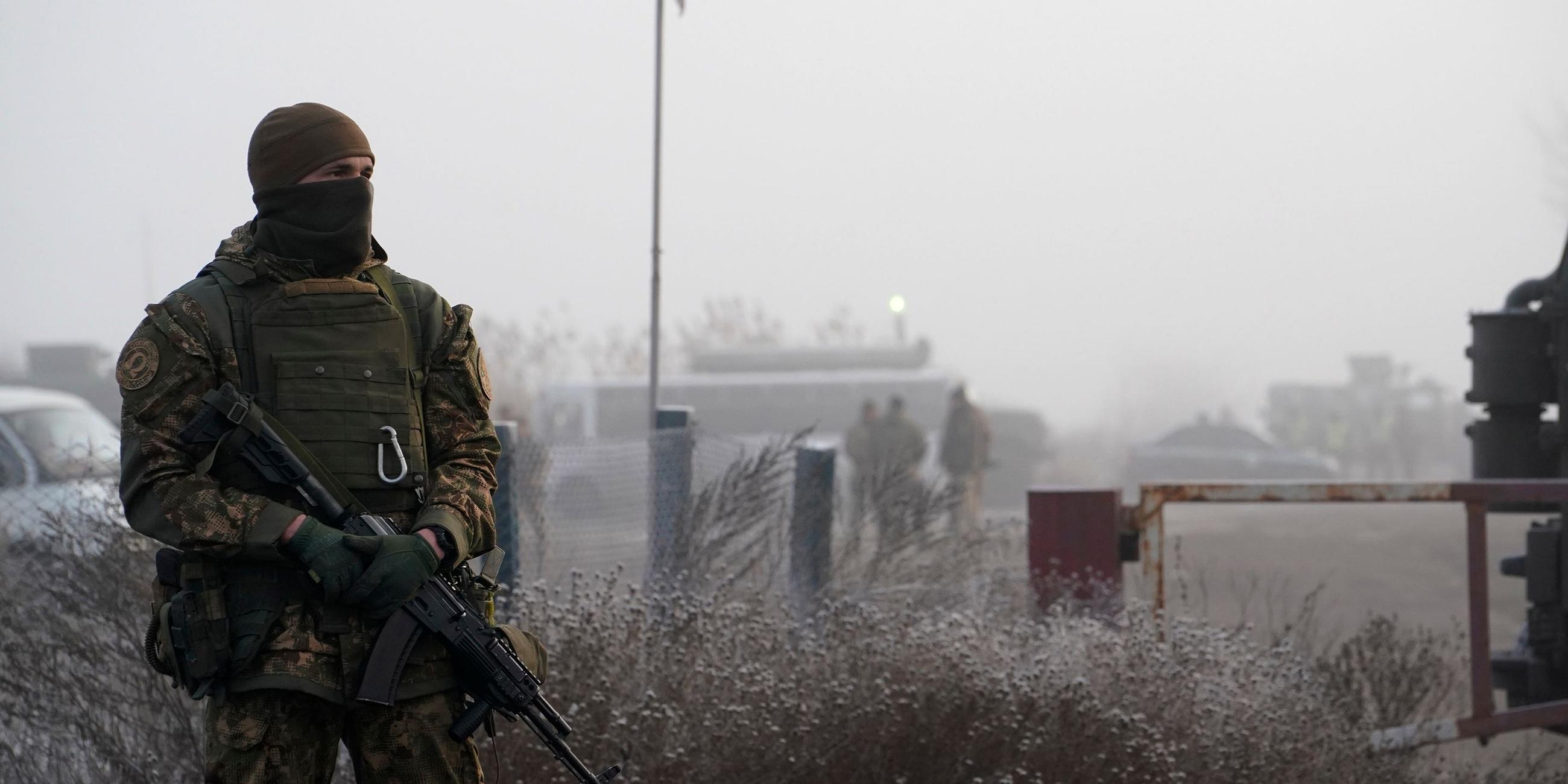 Ukrainischer Soldat in der Ostukraine. Archivbild