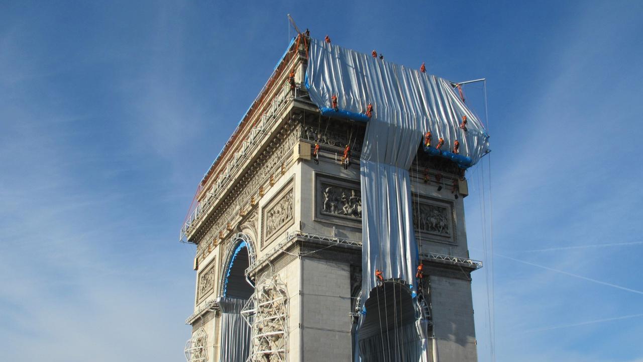 Pariser Triumphbogen wird verhüllt