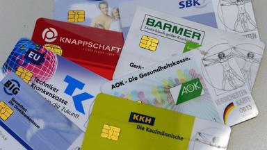 Versicherungskarten verschiedener Krankenkassen.