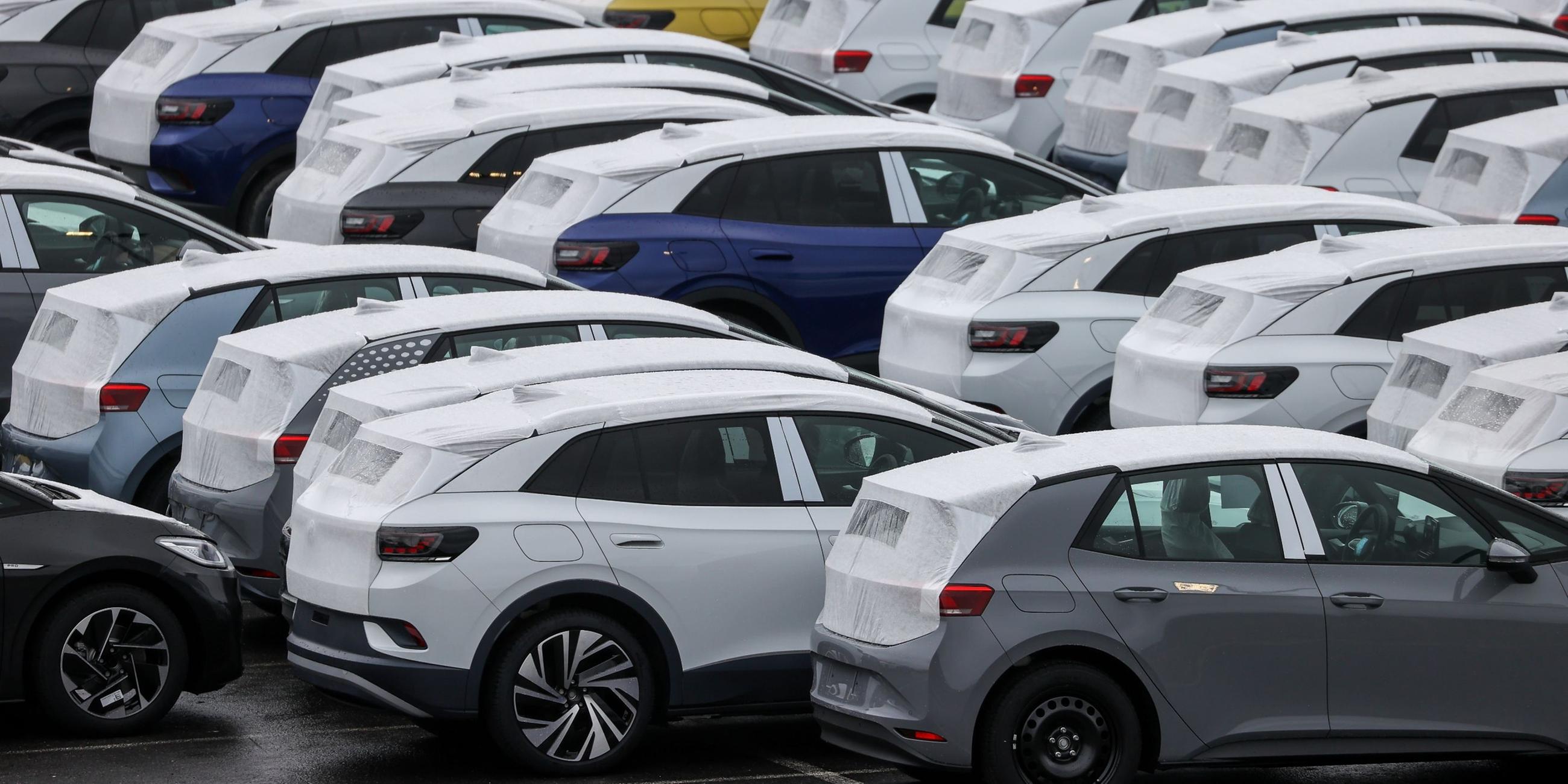 Volkswagen-Autos stehen auf einem Parkplatz. Symbolbild