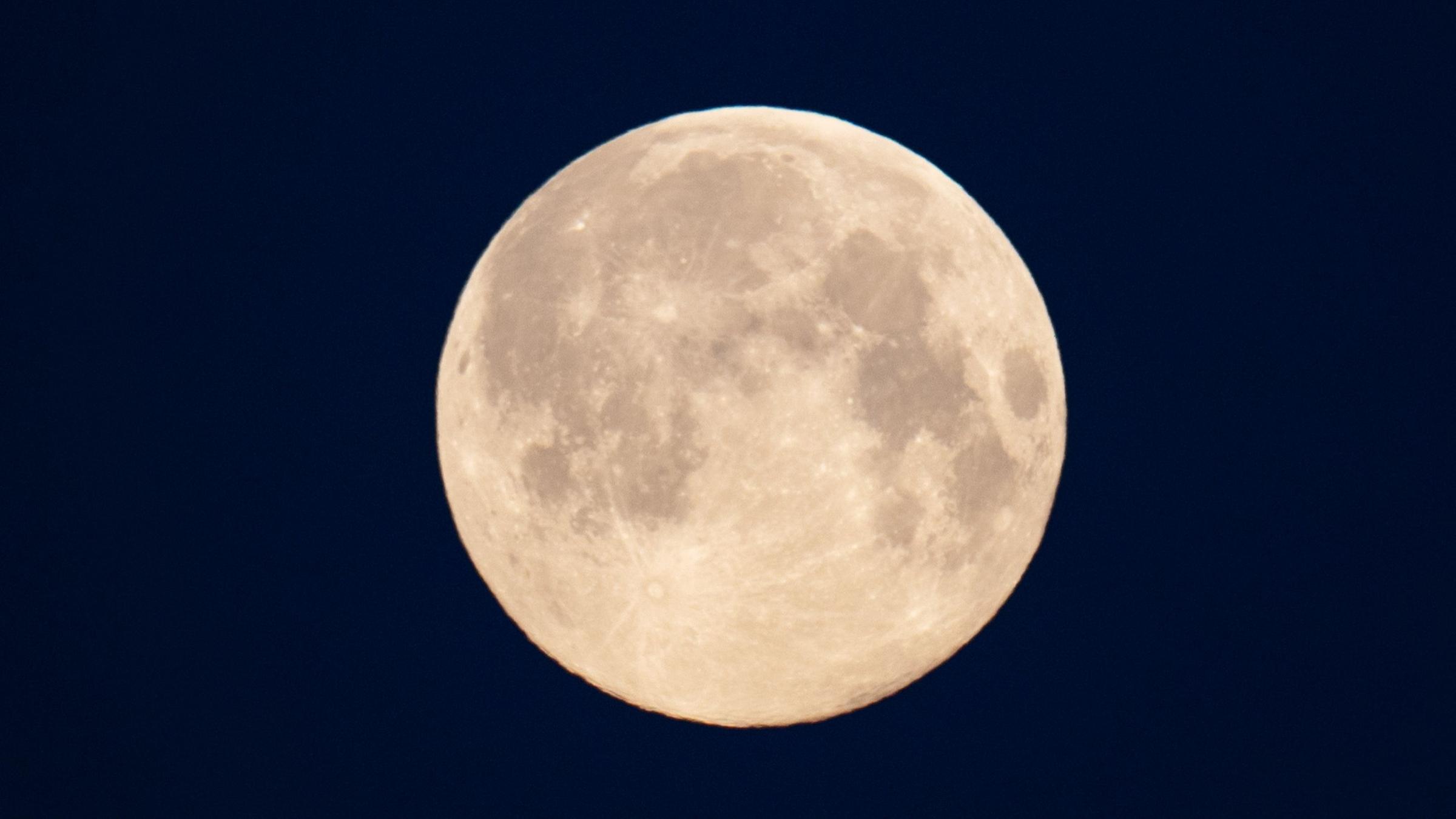 Wasser auf dem Mond. Archivbild
