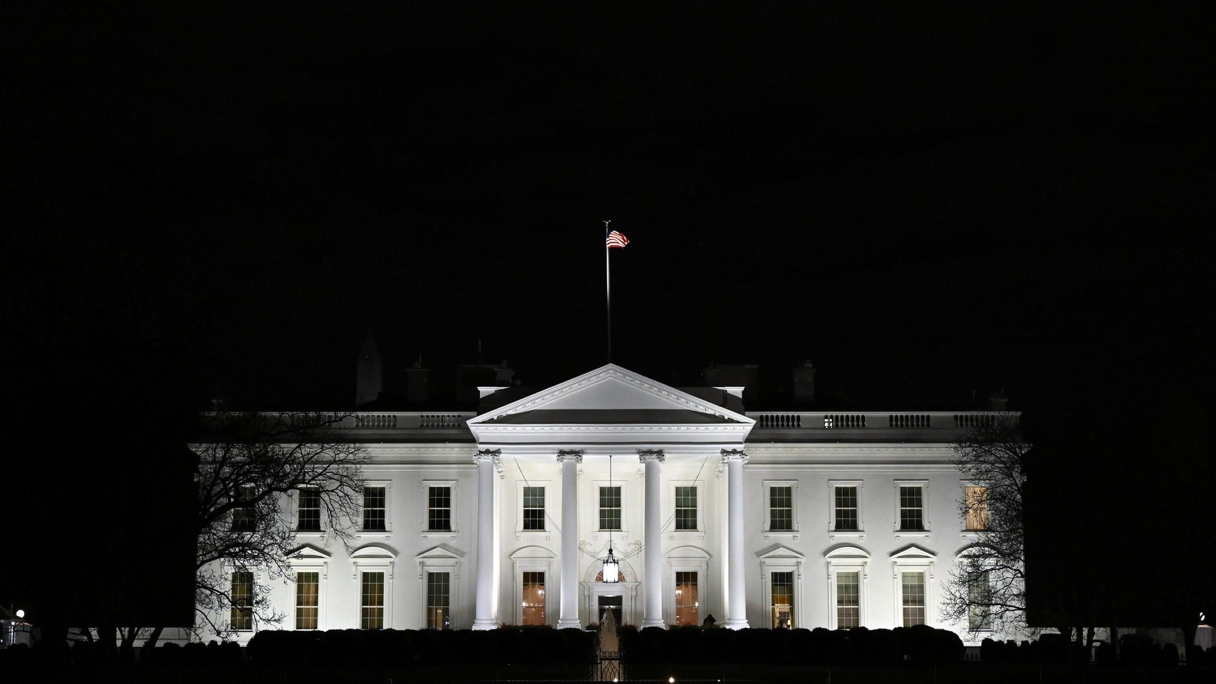 Weißes Haus bei Nacht