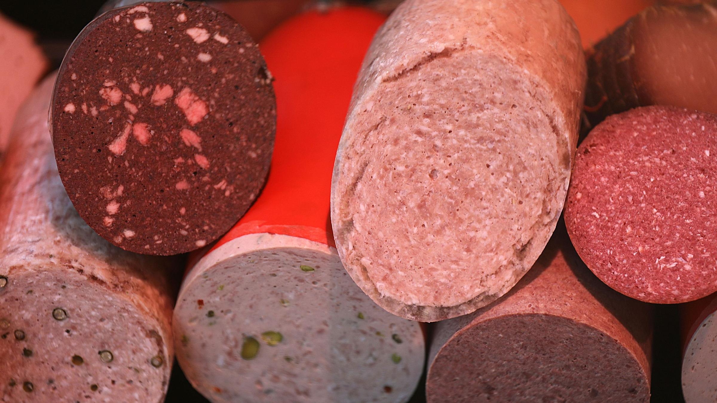 Wurst liegt in einer Metzgerei in der Auslage. Archivbild