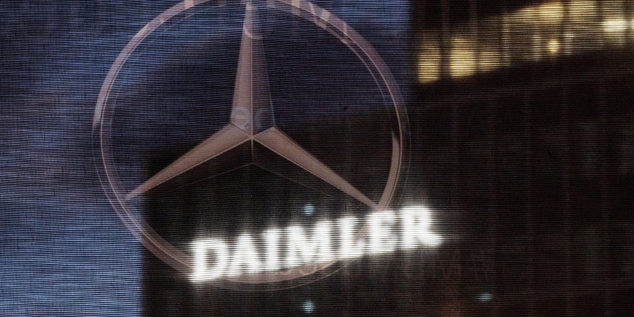 Zentrale der Daimler AG ist durch eine Flagge zu sehen. Symbol