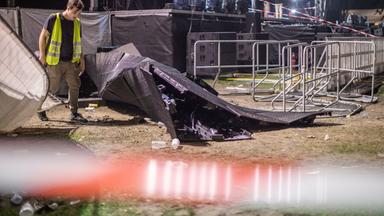 Zerbrochenene LED-Leinwand vor der Bühne in Essen.