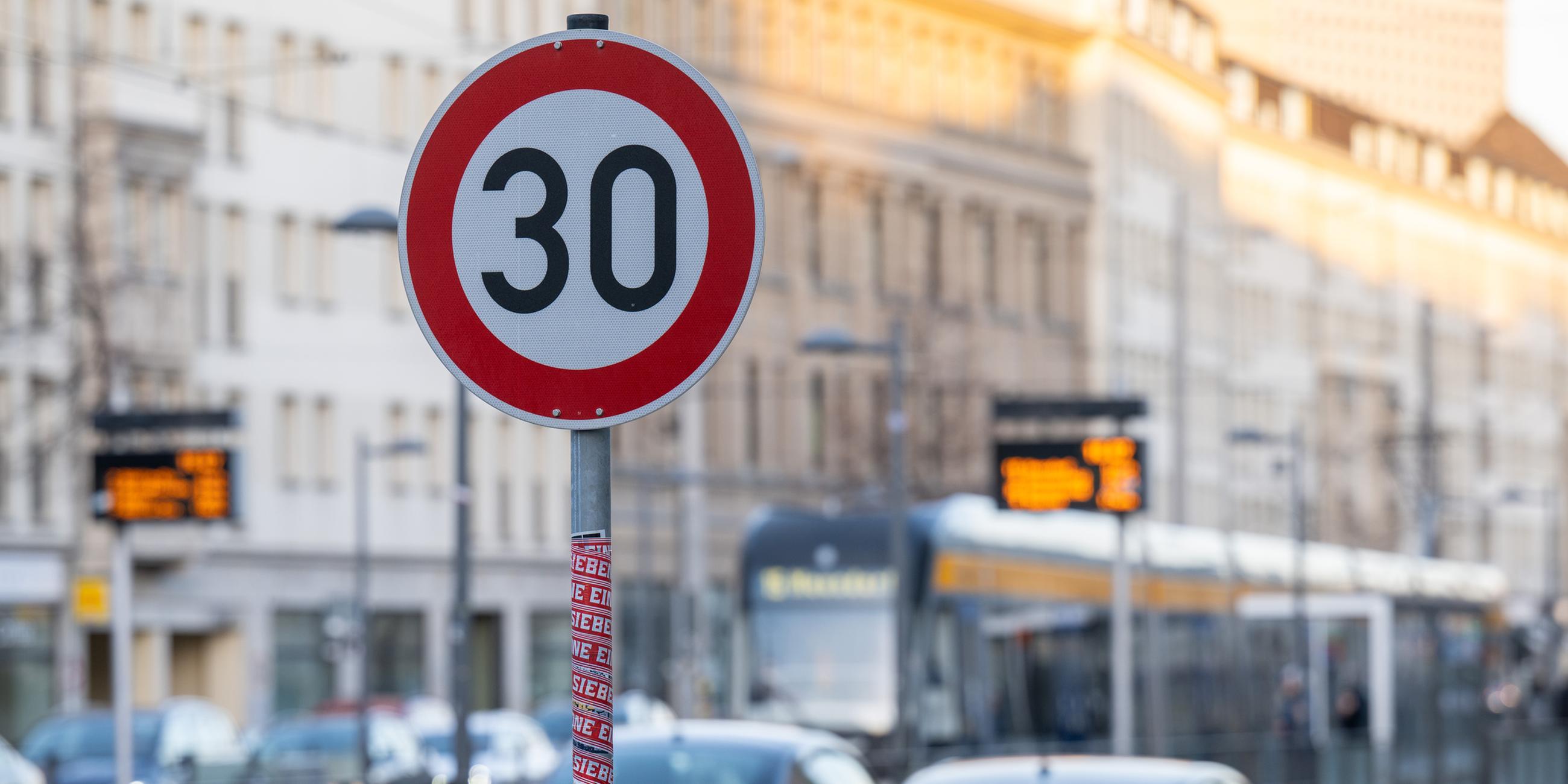 Ein Schild weist Autofahrer auf dem Ranstädter Steinweg in Leipzig auf Tempo 30 hin. 