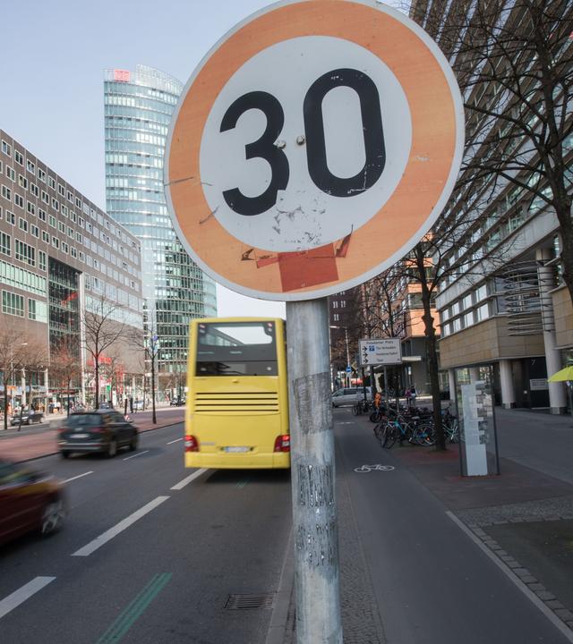 tempo-30 schild in berlin