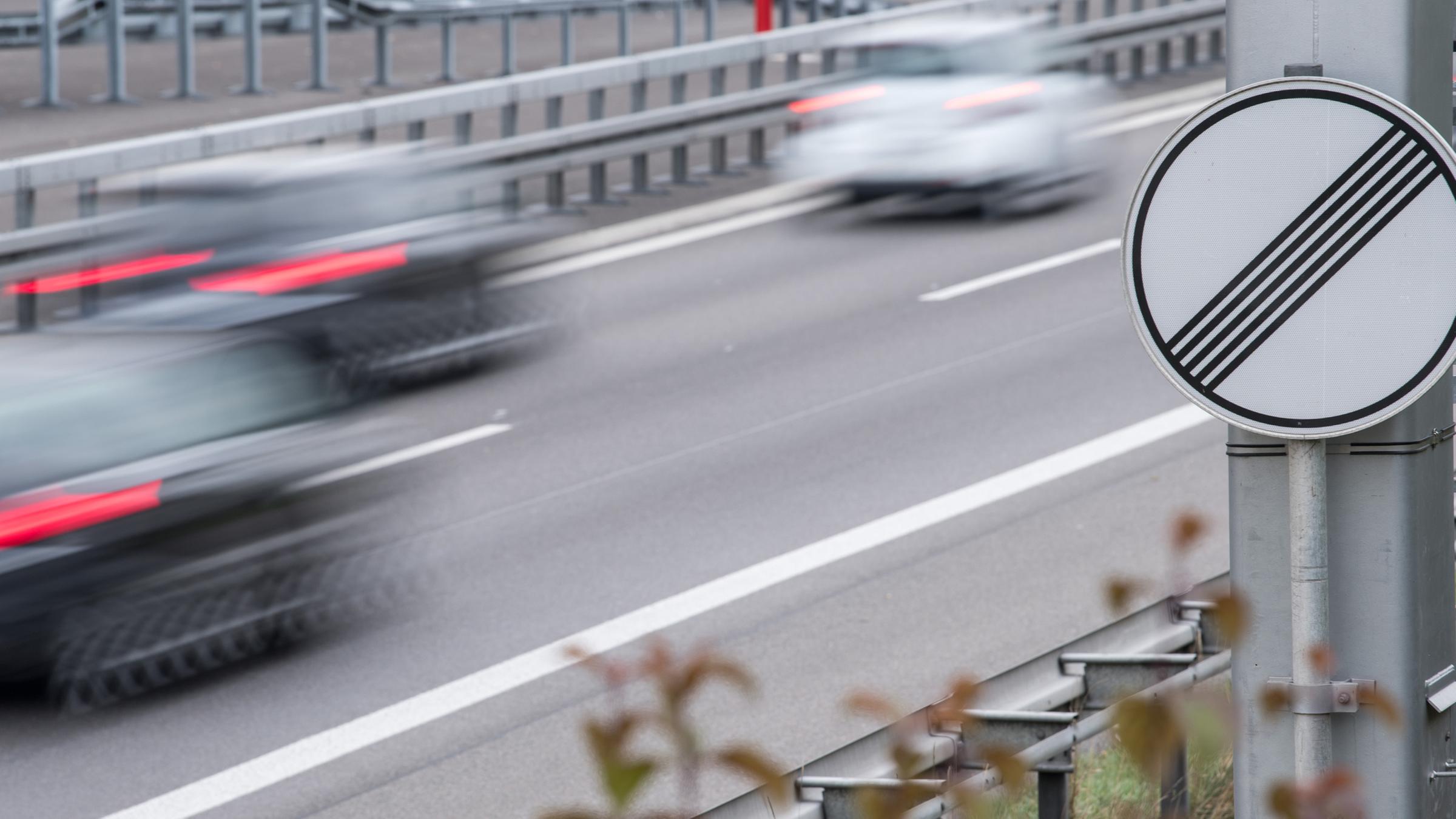 Archiv: Autos fahren am 19.10.2017 auf der Autobahn A81 bei Herrenberg auf einem Abschnitt ohne Geschwindigkeitsbegrenzung