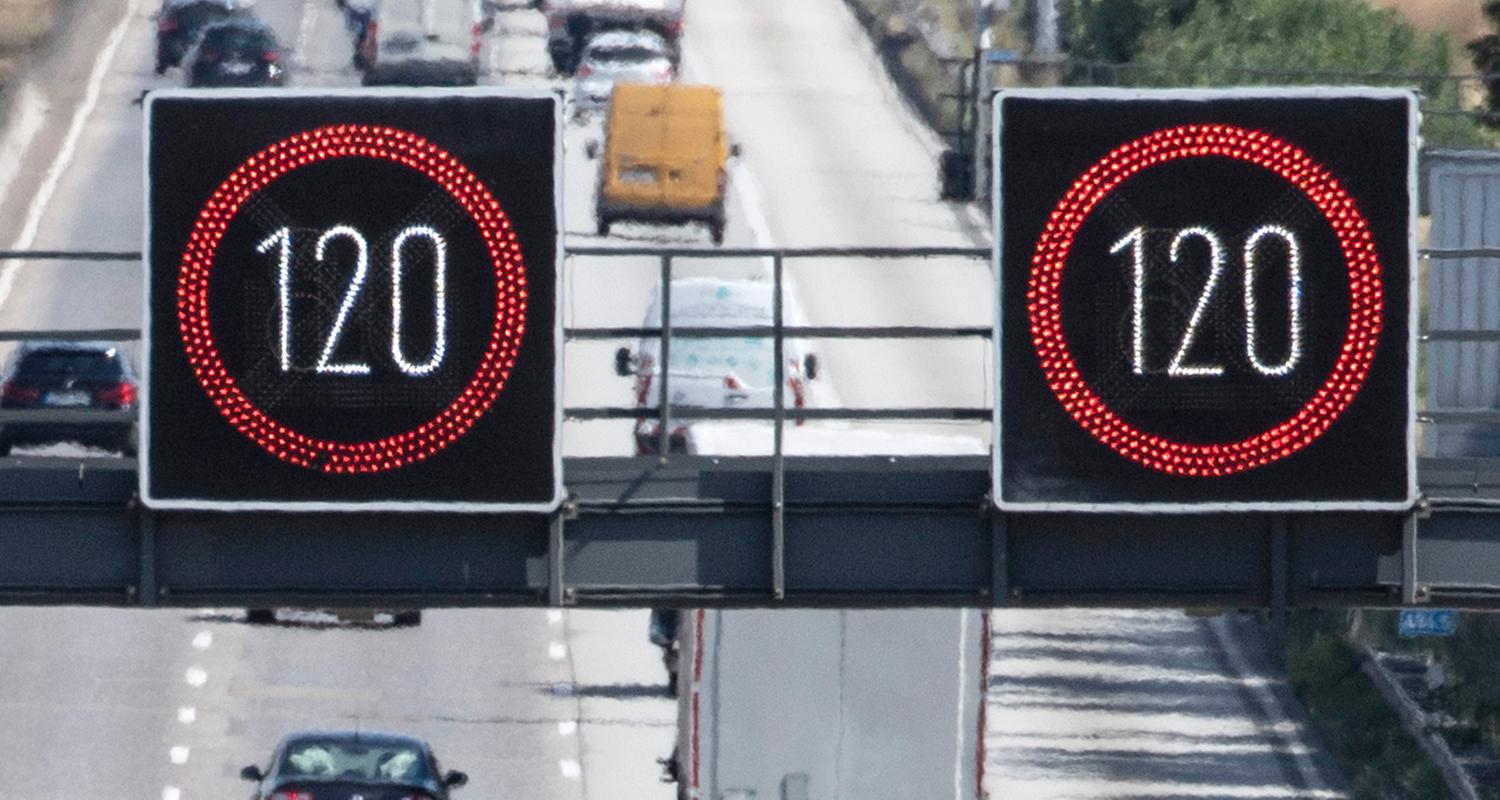 Von der Verkehrszentrale gesteuert werden die Schilder zur Anzeige der Geschwindikeitsbegrenzungen auf der A5