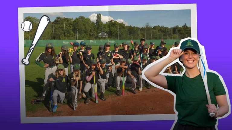 Grafik: Cutout Reporterin Teresa in Baseball-Outfit und daneben Foto Baseballmannschaft