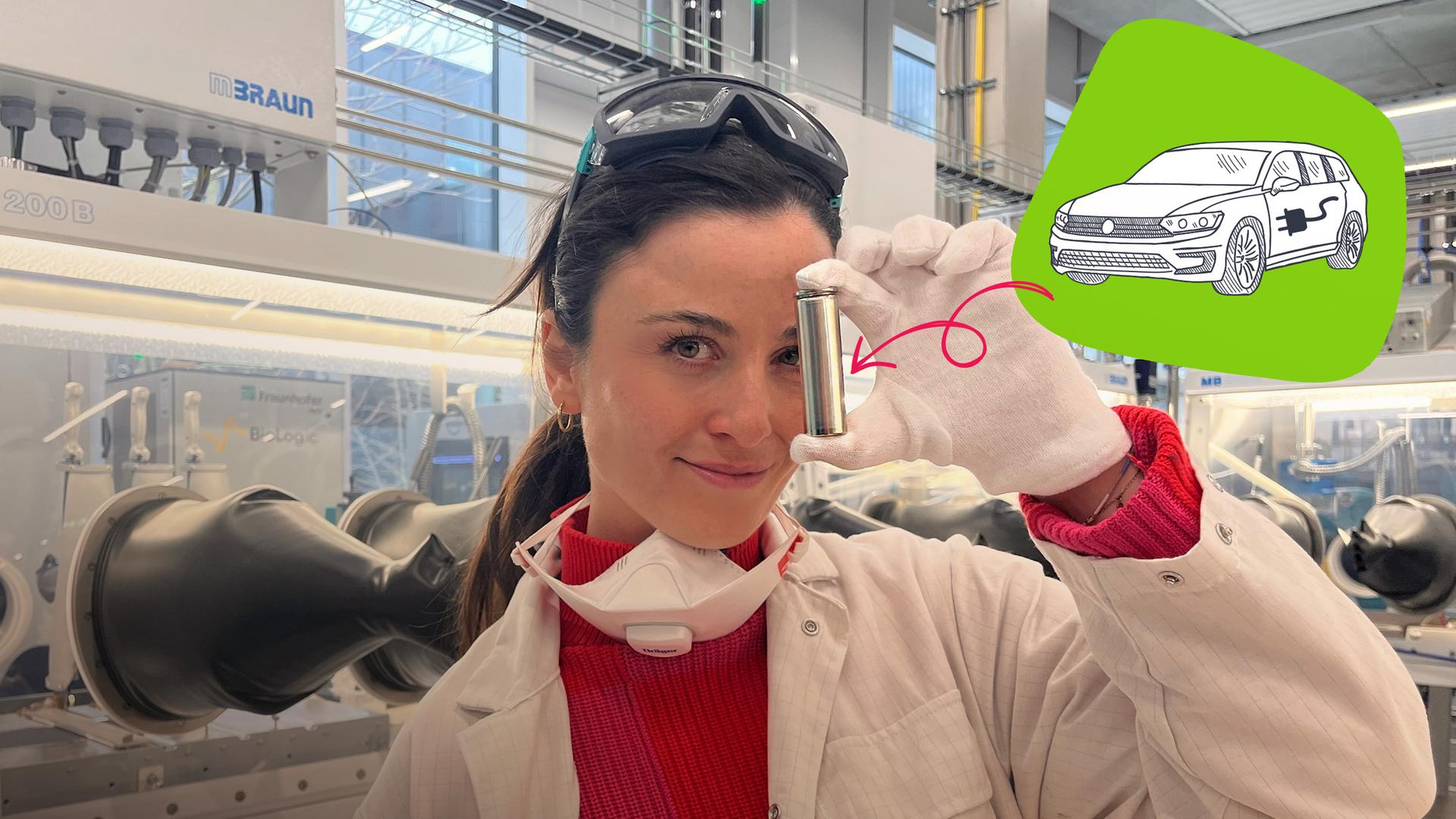 logo!-Reporterin Teresa hält Batterie in Hand, daneben grafisches E-Auto