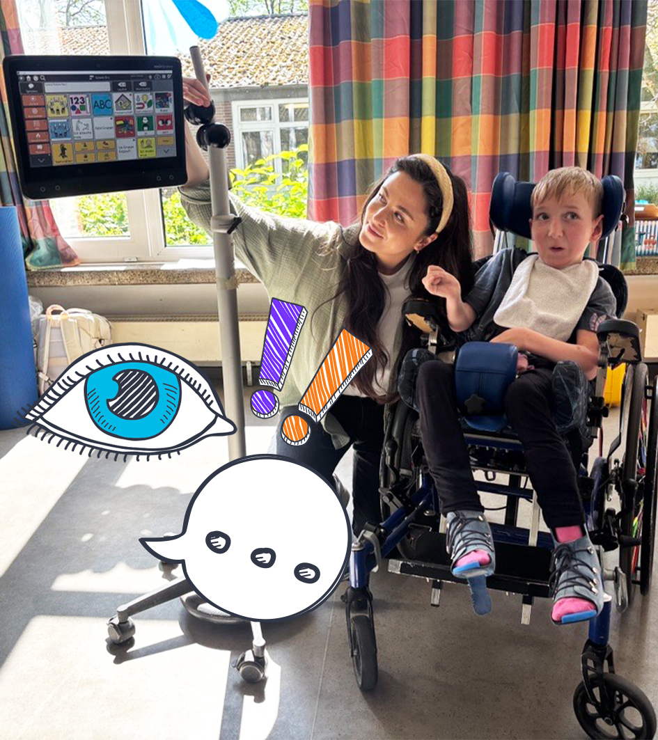 Teresa mit Kind, das mit Sprachcomputer spricht