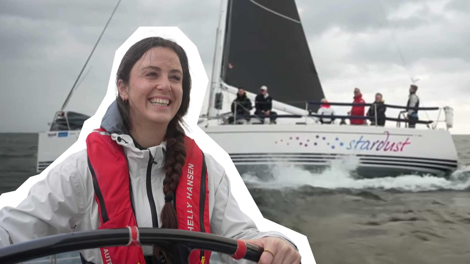 Eine Collage von Teresa am Steuer eines Segelboots, dahinter ein Segelboot