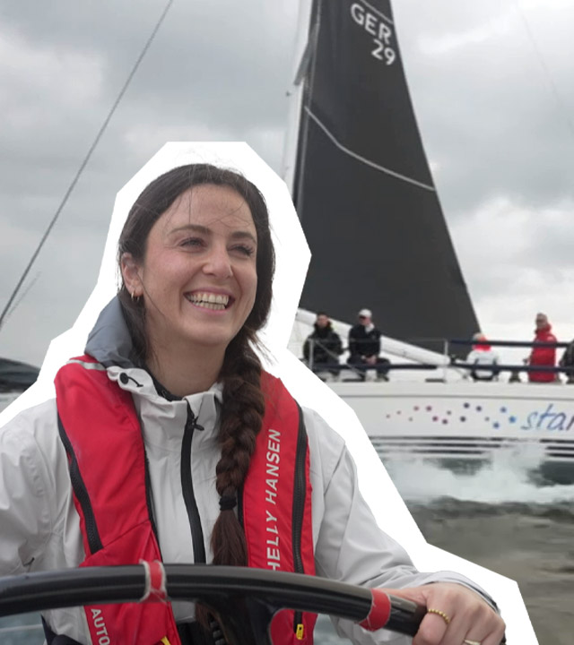 Eine Collage von Teresa am Steuer eines Segelboots, dahinter ein Segelboot