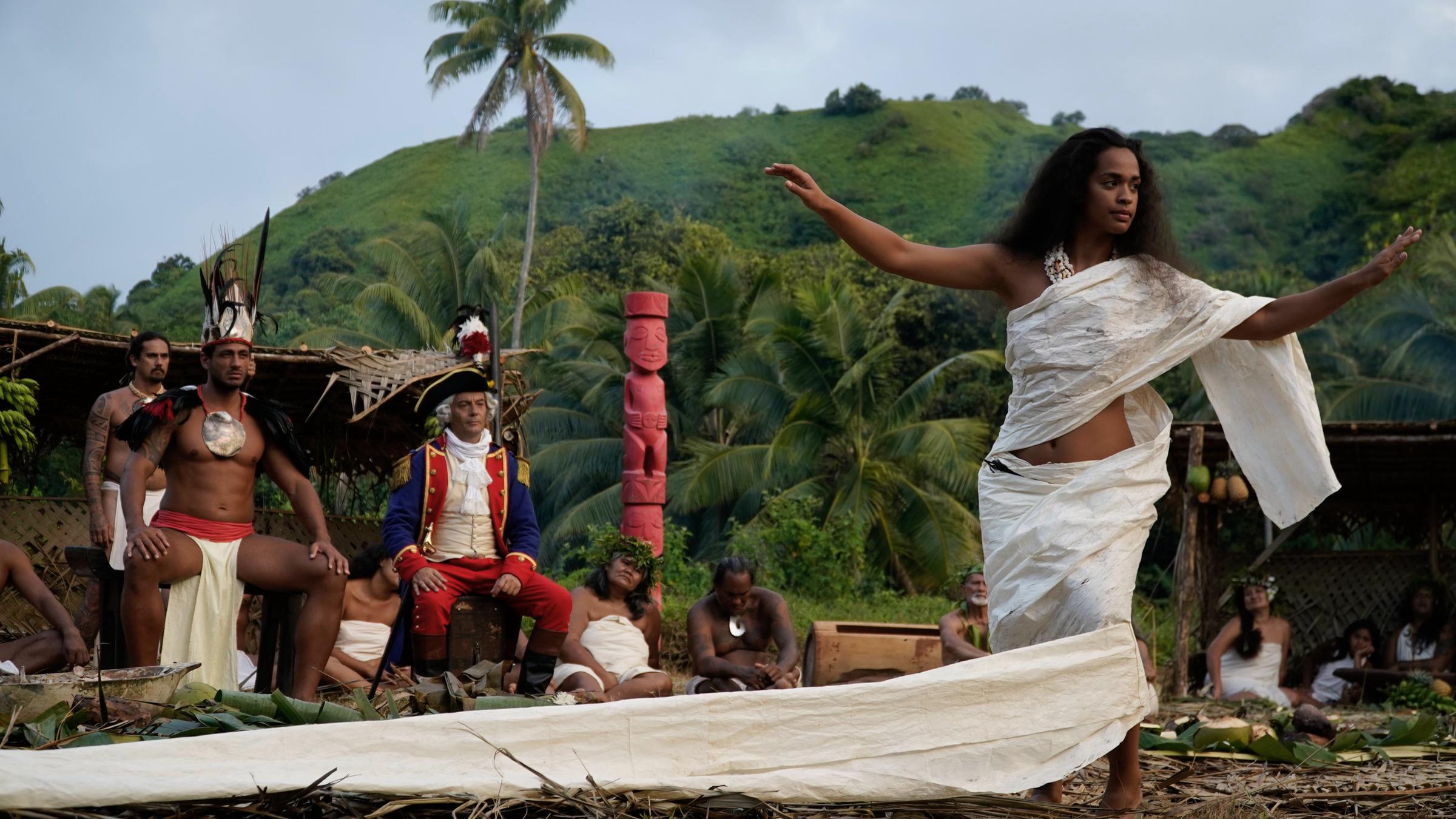 "Terra X: Mythos Tahiti - Die Erfindung des Paradieses": König Ereti (Hiti Mennesson) und Louis Antoine de Bougainville (Lionel Aknine) beobachten die tahitianische Tänzerin (Tenau Guyot).