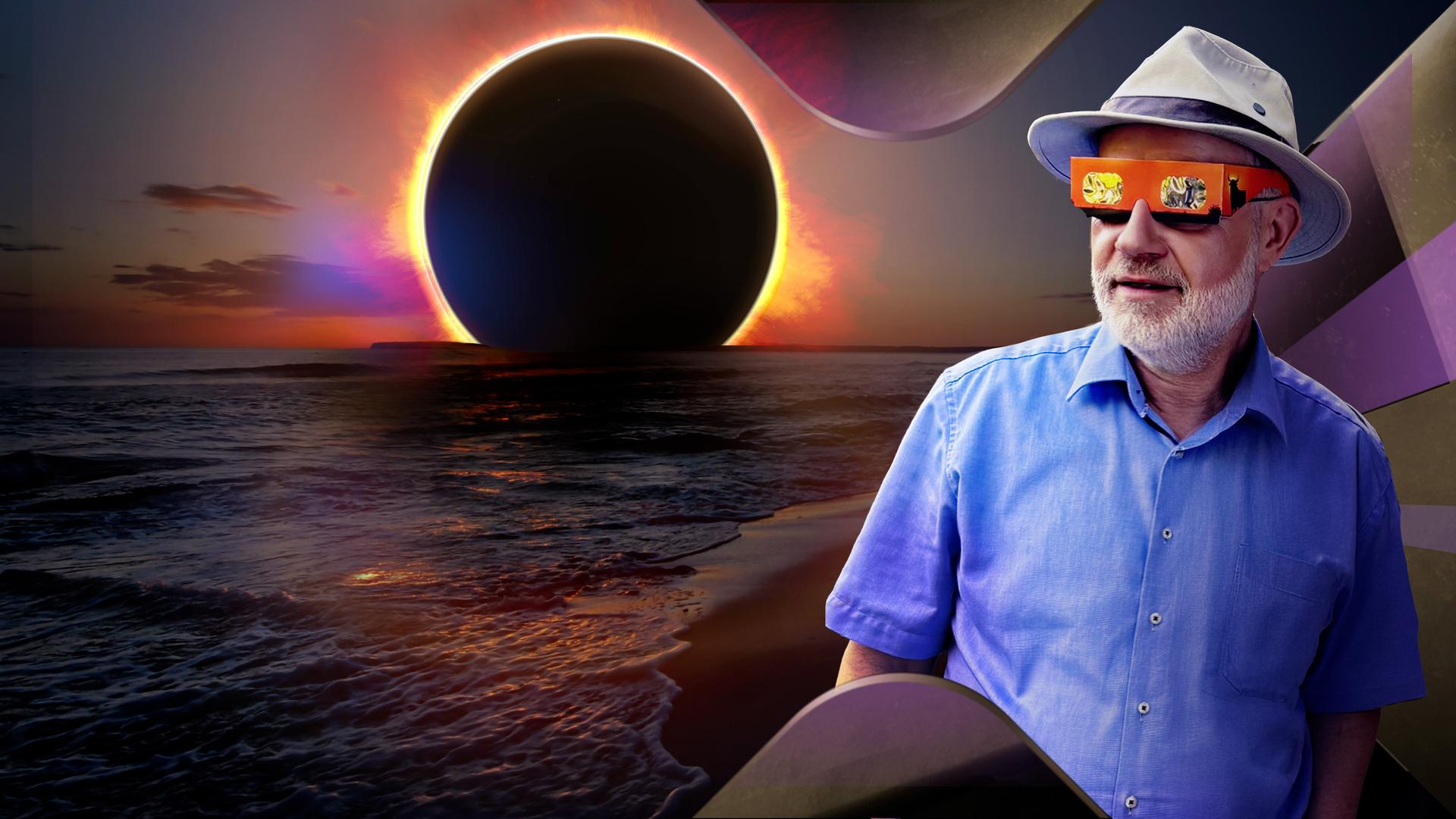 Harald Lesch mit Sonnenfinsternisbrille vor einer totalen Sonnenfinsternis