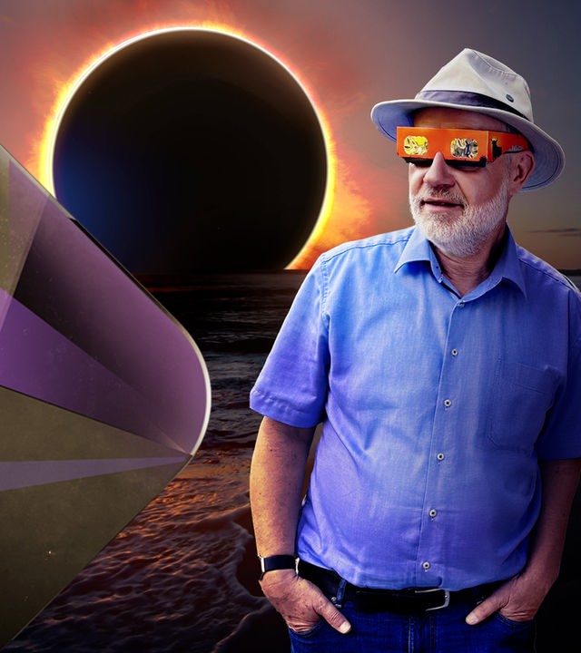 Harald Lesch mit Sonnenfinsternisbrille vor einer totalen Sonnenfinsternis