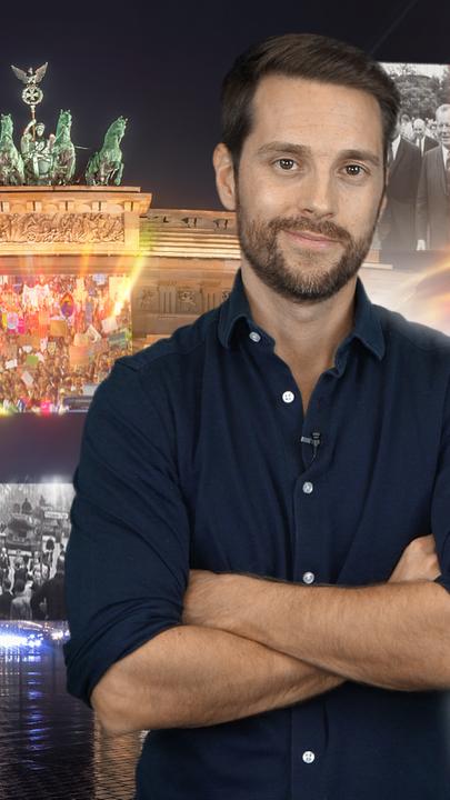 Mirko Drotschmann im Vordergrund, im Hintergrund das Brandenburger Tor und kleinere Fotos aus den letzten 75 Jahren deutscher Geschichte