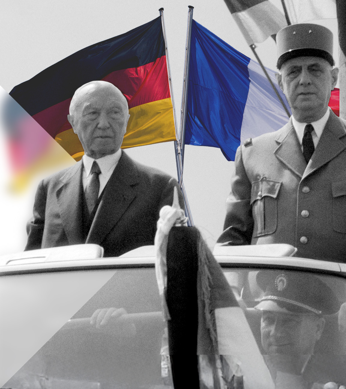 Adenauer und DeGaulle aufrecht stehend in einem Fahrzeug, im Hintergrund die deutsche und die französische Flagge 