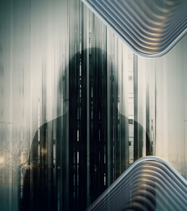 Silhouette einer Person in einer nächtlichen Stadt, Bild mit grafischen Störimpulsen.