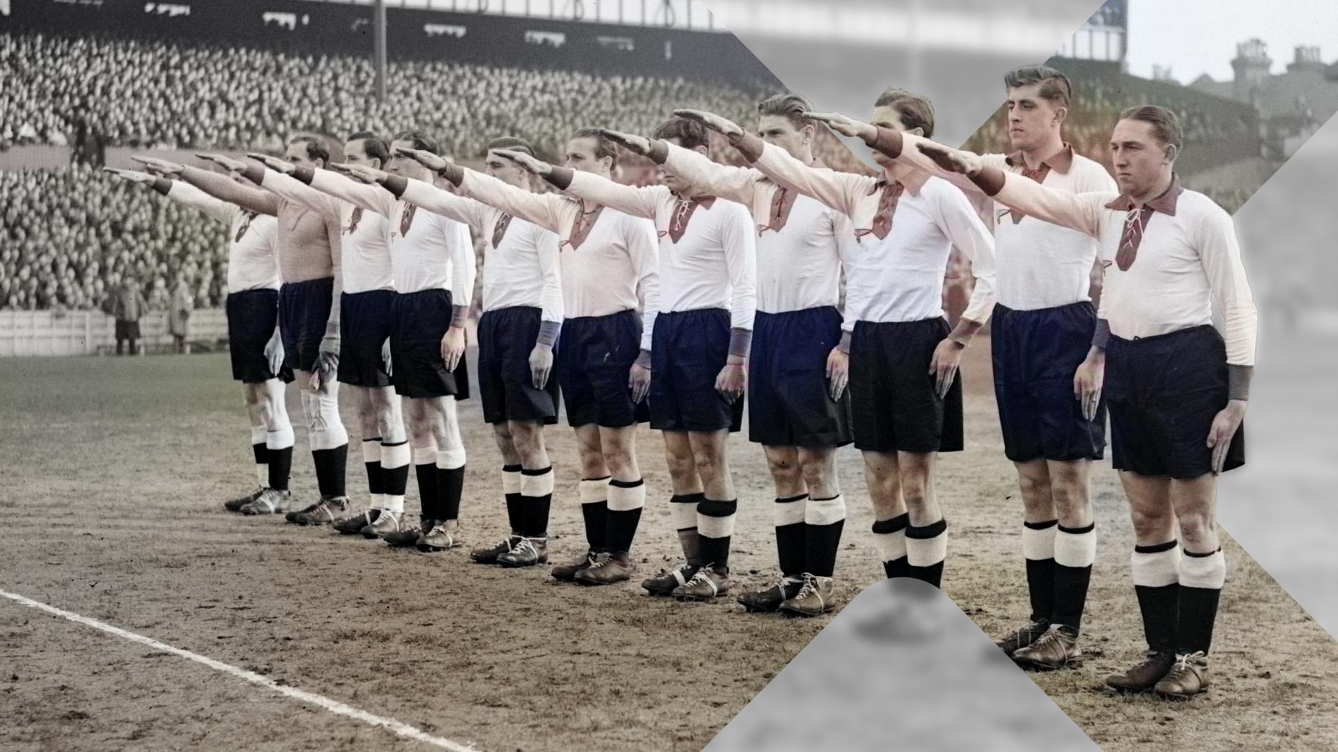 Ein deutsches Fußballteam zeigt den Hitlergruß, ca. 1935