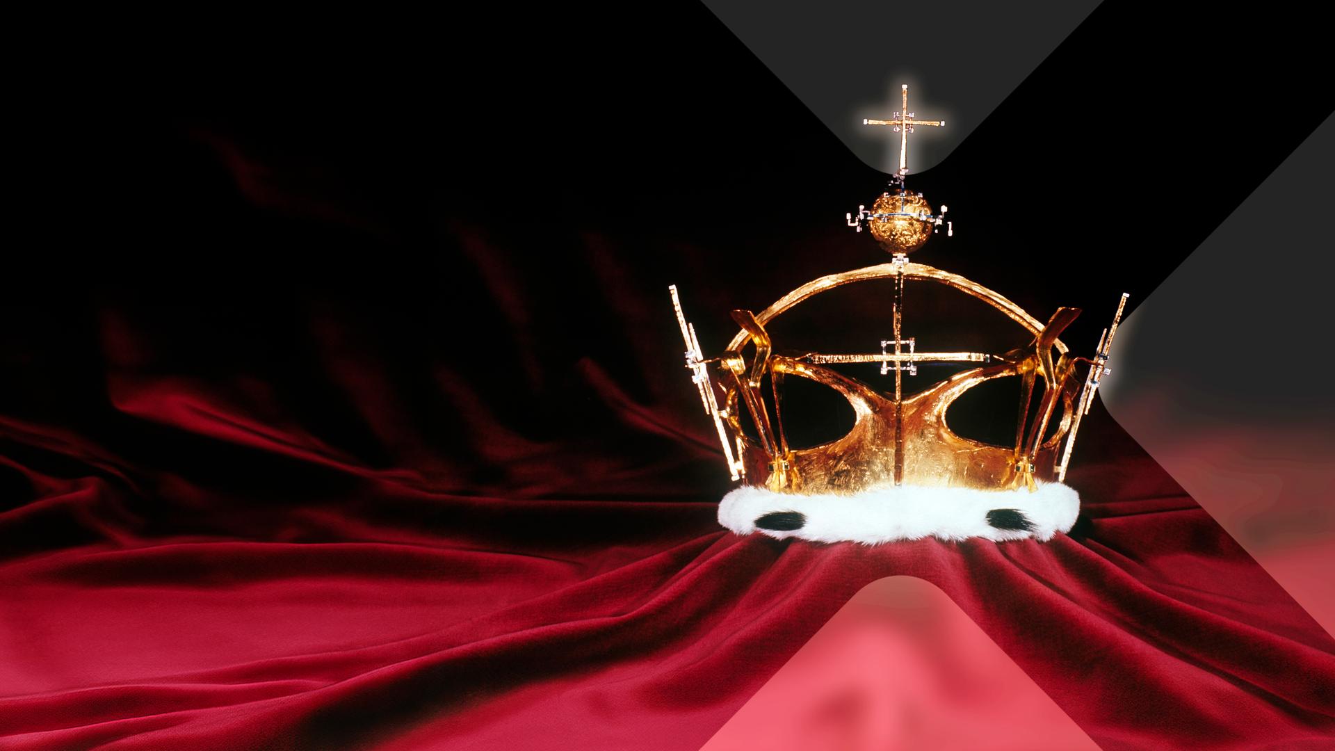 Die Krone von Charles aus dem Jahr 1969. Die Krone ruht auf einem Hintergrund aus rotem Stoff, der in Falten um die Krone herum fällt. 