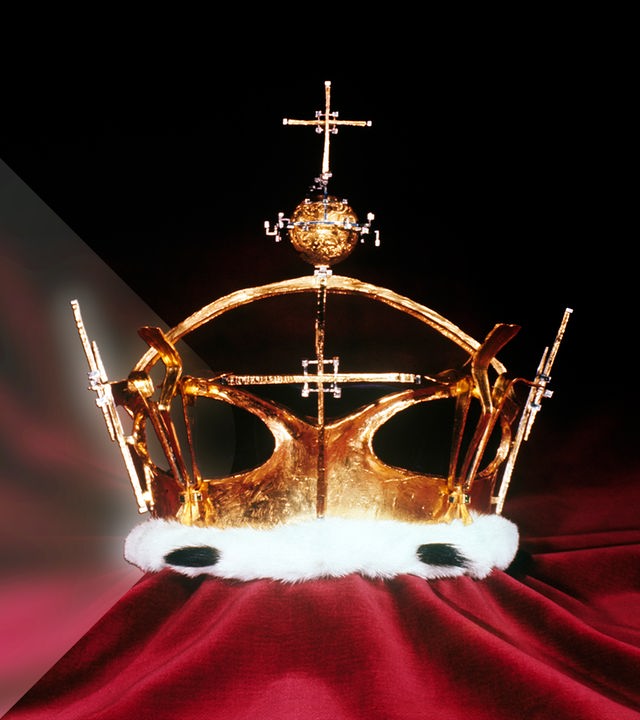 Die Krone von Charles aus dem Jahr 1969. Die Krone ruht auf einem Hintergrund aus rotem Stoff, der in Falten um die Krone herum fällt. 