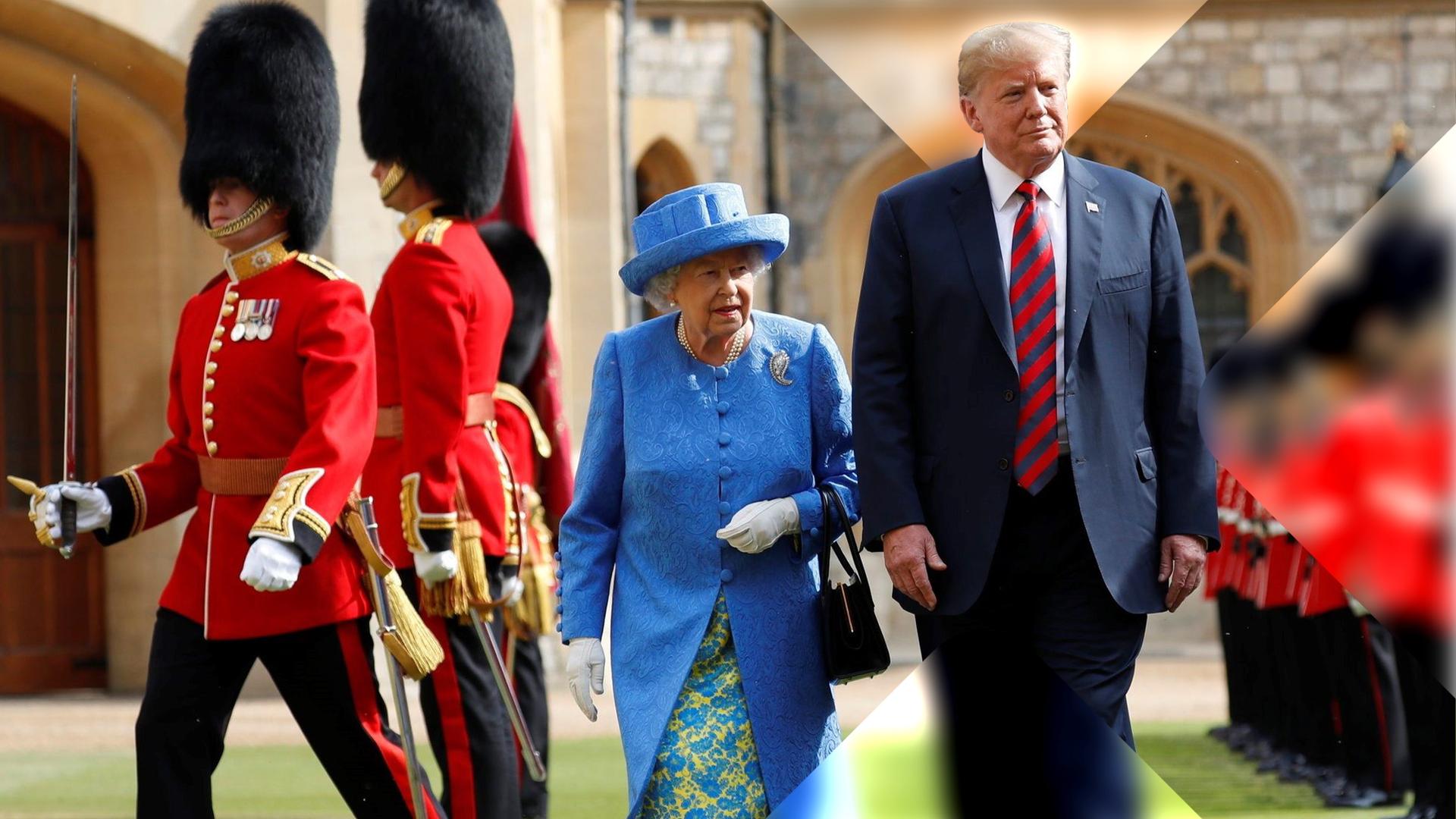 Donald Trump läuft rechts neben Queen Elisabeth II., die ein blaues Outfit mit Hut trägt. Hinter ihnen sind britische Soldaten aufgereiht. 
