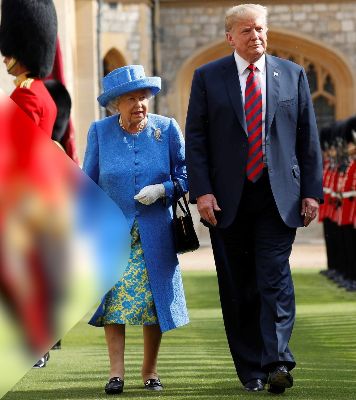 Donald Trump läuft rechts neben Queen Elisabeth II., die ein blaues Outfit mit Hut trägt. Hinter ihnen sind britische Soldaten aufgereiht. 