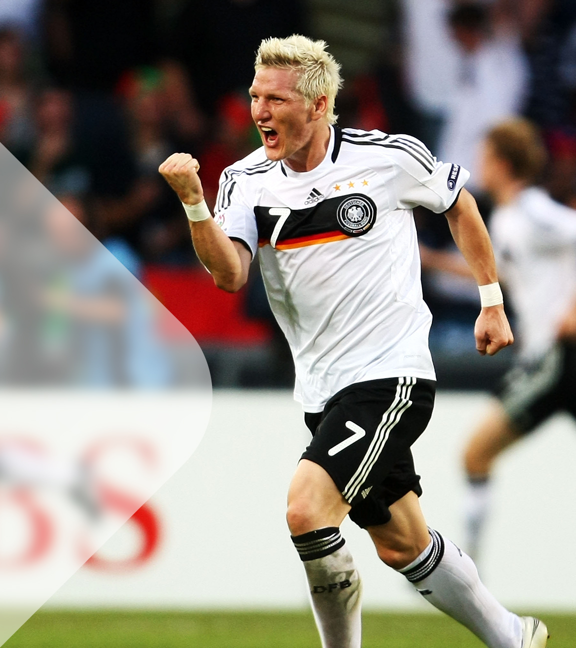 Bastian Schweinsteiger feiert einen Sieg der deutschen Nationalmannschaft, 2008. 