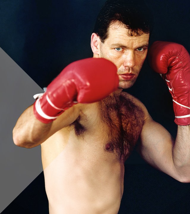 Henry Maske mit Boxhandschuhen vor schwarzem Hintergrund 