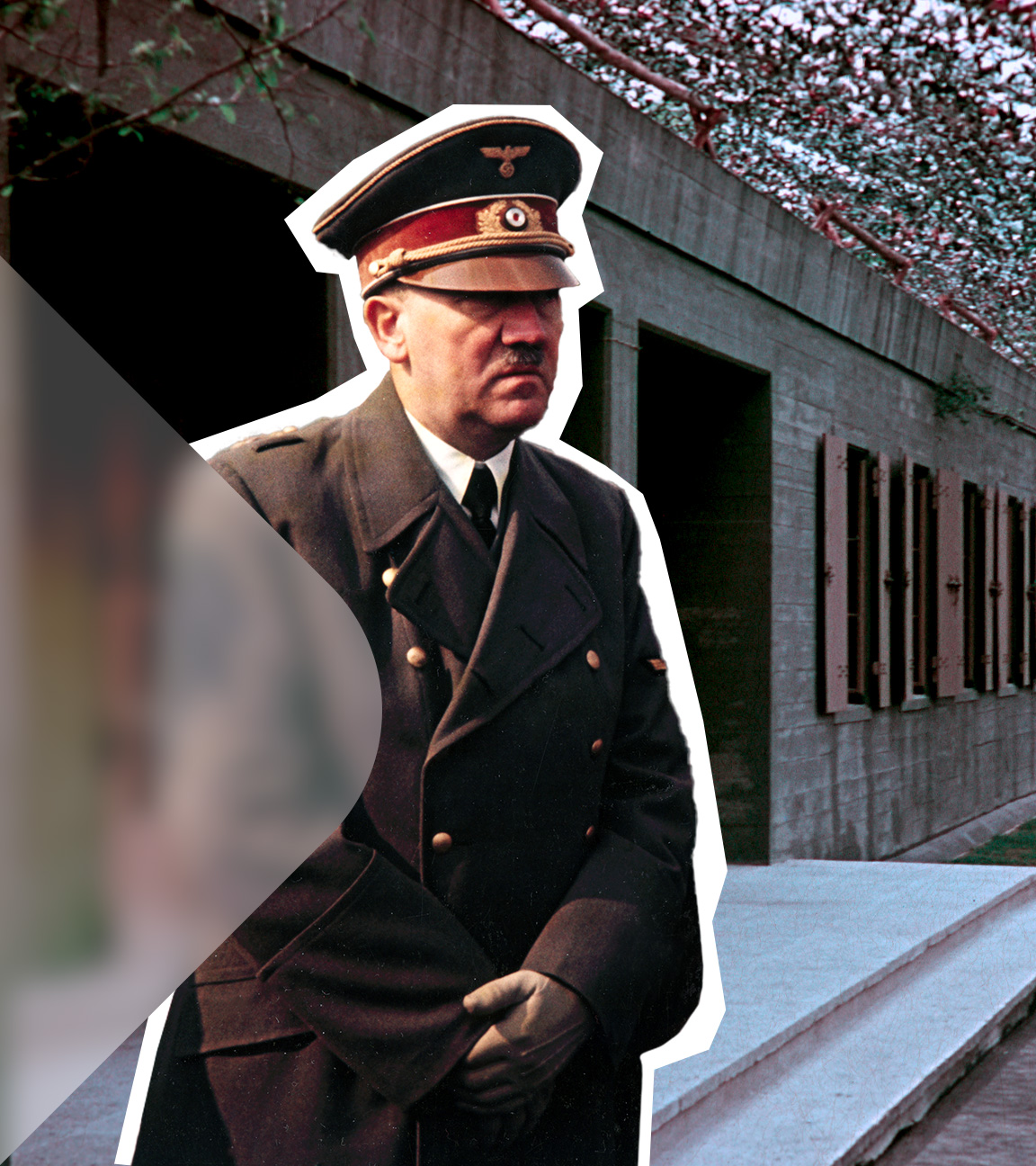 Adolf Hitler vor einem seiner Bunker.