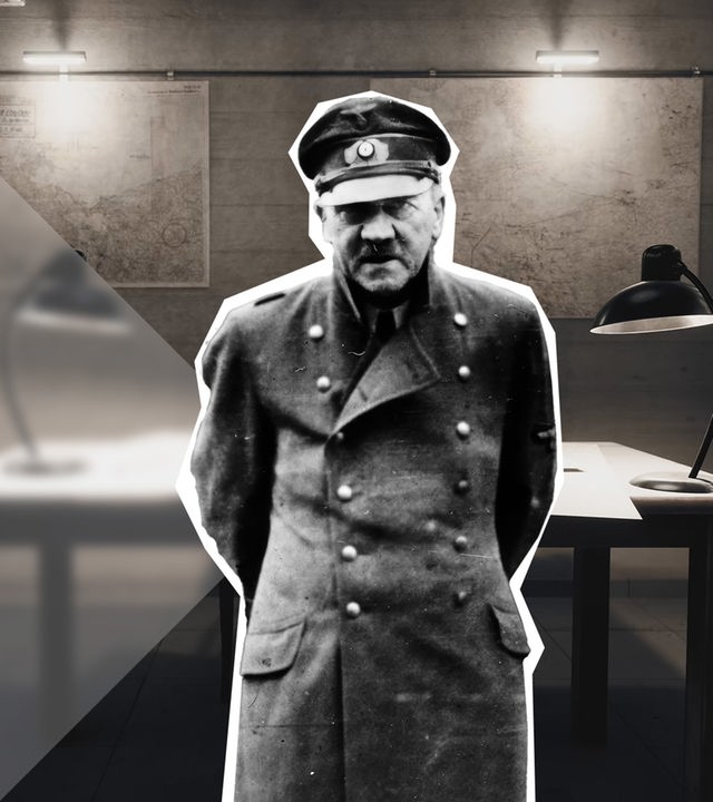Vor einem animierten Hintergrund ist eine Fotografie von Adolf Hitler rechtsbündig eingesetzt. Er steht vor seinem Schreibtisch im Füherbunker und trägt eine Uniform. Das Bild ist in Schwarz-Weiß-Tönen gehalten. 