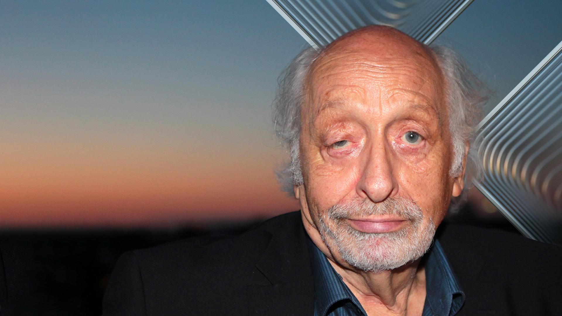 Karl Dall im Portrait, im Hintergrund Abendrot am Horizont