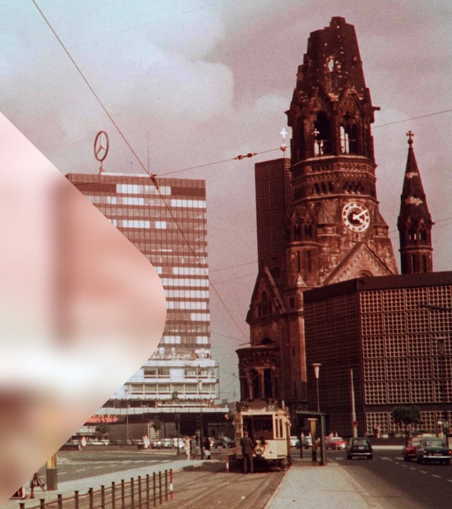 Gedächtniskirche Berlin mit Straßenbahn im Vordergrund 