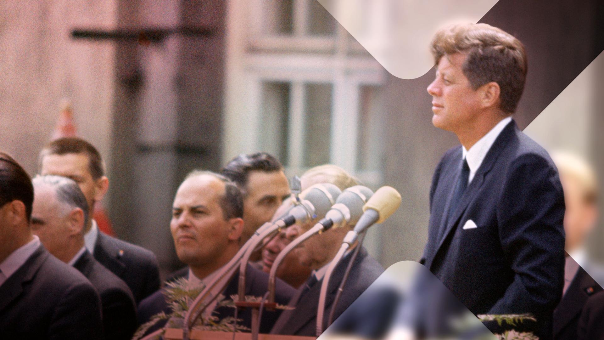 John F. Kennedy bei seinem Besuch in Berlin 1963 am Rednerpult. 