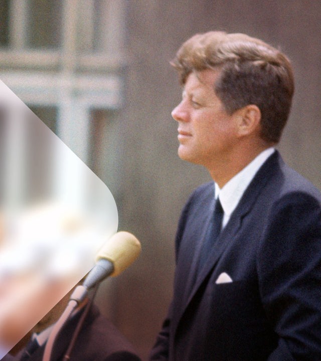 John F. Kennedy bei seinem Besuch in Berlin 1963 am Rednerpult. 