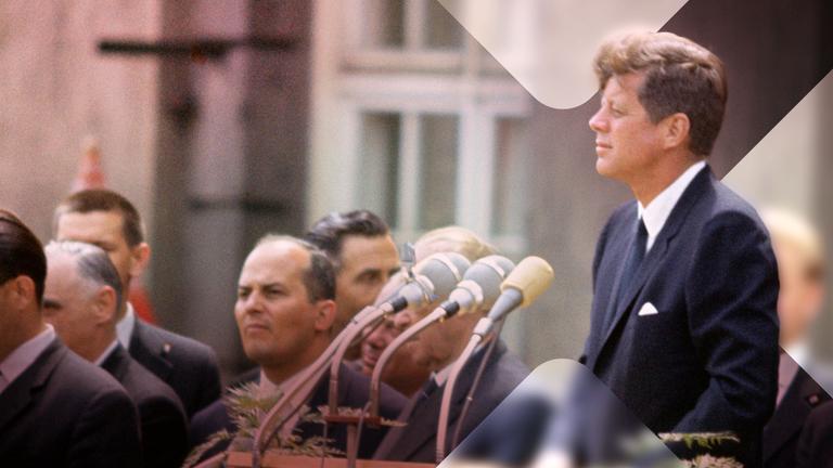 John F. Kennedy bei seinem Besuch in Berlin 1963 am Rednerpult. 