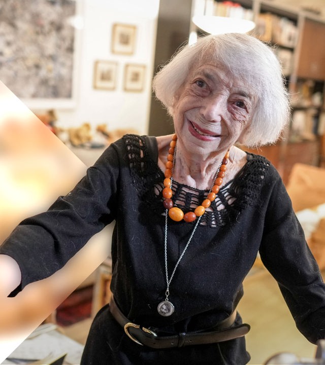 Margot Friedländer öffnet die Tür zu ihrer Wohnung, Januar 2025. 