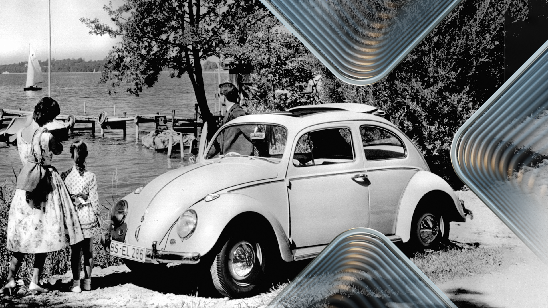 Schwarz-Weiß-Foto: Vater, Mutter, Kind neben VW-Käfer an einem Badesee.